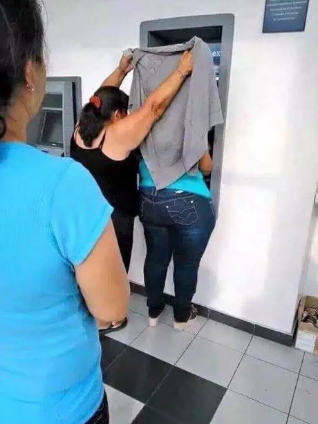 Potret kocak orang di ATM Berbagai sumber Potret kocak orang di ATM Berbagai sumber