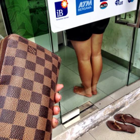 Potret kocak orang di ATM Berbagai sumber Potret kocak orang di ATM Berbagai sumber