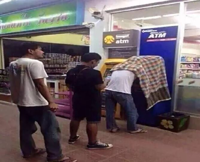 Potret kocak orang di ATM Berbagai sumber Potret kocak orang di ATM Berbagai sumber