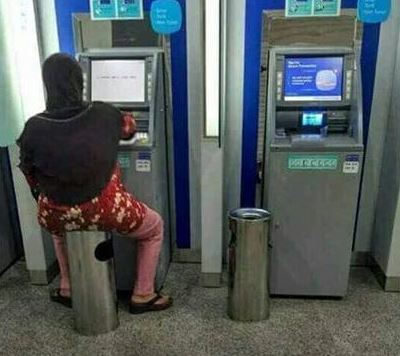 11 Potret kocak orang di ATM ini tingkahnya aneh-aneh, bikin nyengir sambil tepuk jidat