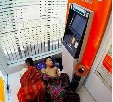 Potret kocak orang di ATM Berbagai sumber Potret kocak orang di ATM Berbagai sumber