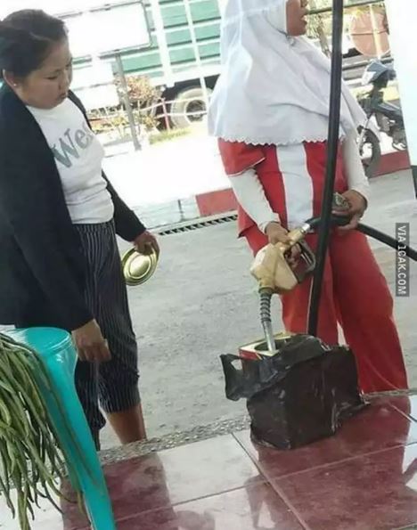 Potret kocak momen orang beli bensin Berbagai sumber