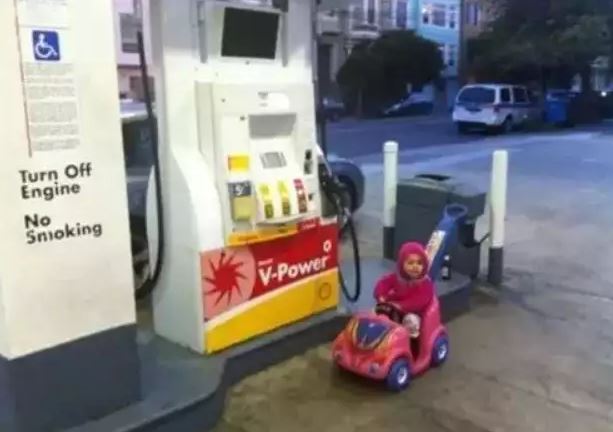 Potret kocak momen orang beli bensin Berbagai sumber