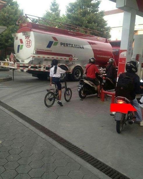 Potret kocak momen orang beli bensin Berbagai sumber