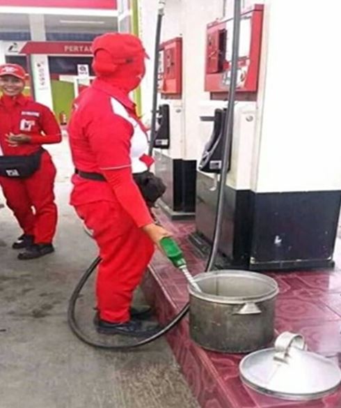 Potret kocak momen orang beli bensin Berbagai sumber