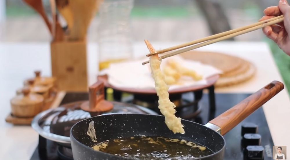 Cukup tambah 3 bahan sederhana, ini cara membuat tempura udang yang renyah ala Marugame Udon
