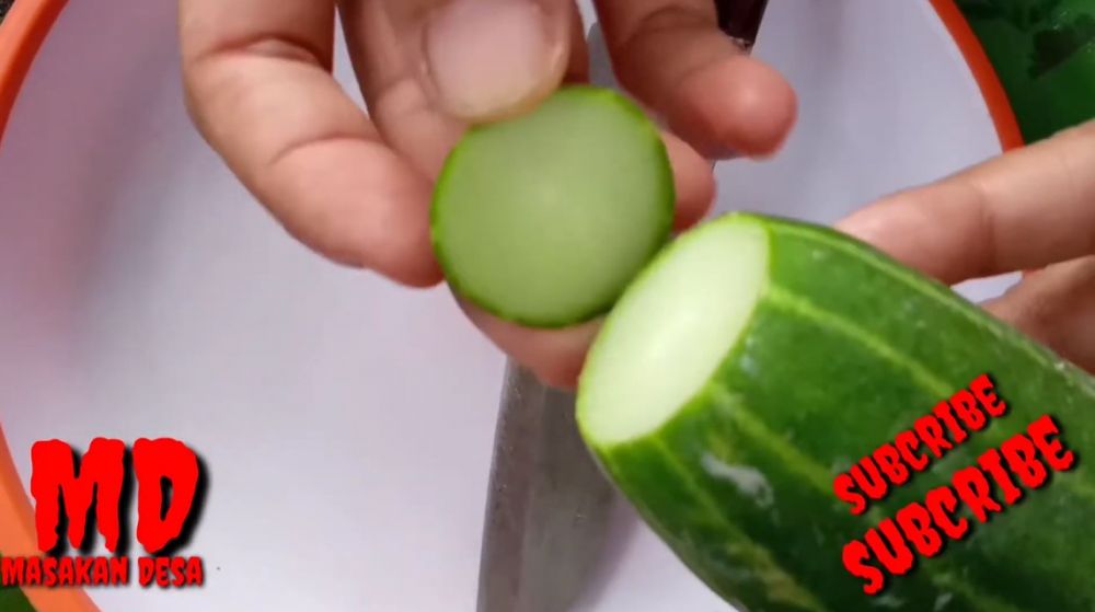 Jangan cuma dipotong bagian ujungnya, ini trik menghilangkan getah timun agar rasanya tak pahit