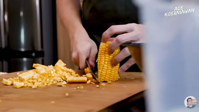 Tanpa tepung tapioka dan telur, ini cara bikin bakwan jagung makin lebar sekaligus garing tahan lama