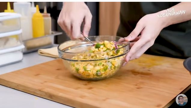 Tanpa tepung tapioka dan telur, ini cara bikin bakwan jagung makin lebar sekaligus garing tahan lama