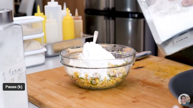 Tanpa tepung tapioka dan telur, ini cara bikin bakwan jagung makin lebar sekaligus garing tahan lama