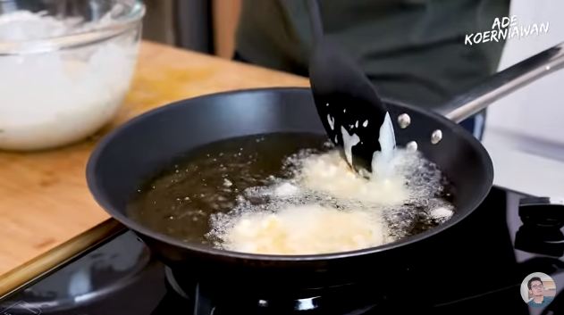 Tanpa tepung tapioka dan telur, ini cara bikin bakwan jagung makin lebar sekaligus garing tahan lama
