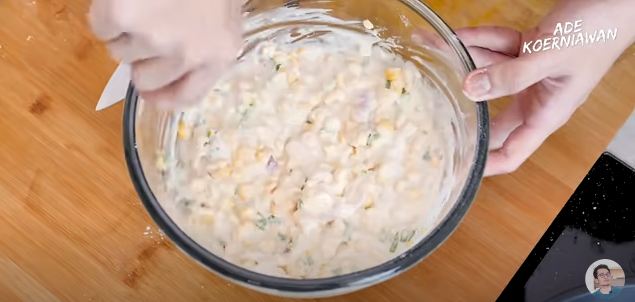 Tanpa tepung tapioka dan telur, ini cara bikin bakwan jagung makin lebar sekaligus garing tahan lama