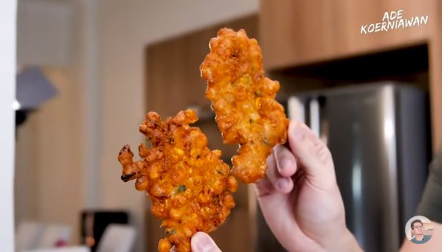 Tanpa tepung tapioka dan telur, ini cara bikin bakwan jagung makin lebar sekaligus garing tahan lama