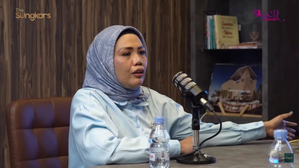 Elly Sugigi serahkan anak kandung ke tukang sayur © berbagai sumber