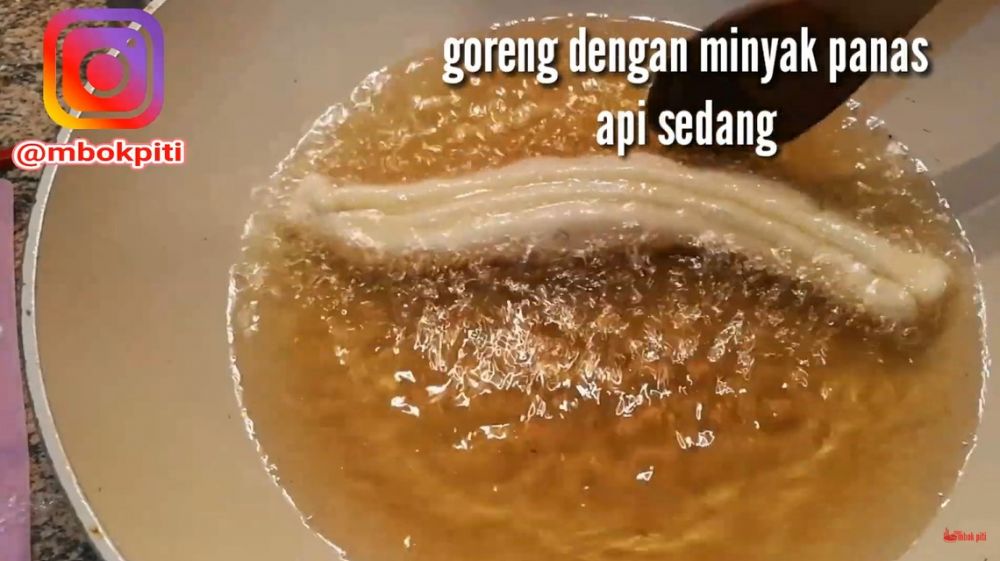 Cara goreng cakwe agar hasilnya mengembang sempurna, berpori, dan tidak menyerap banyak minyak