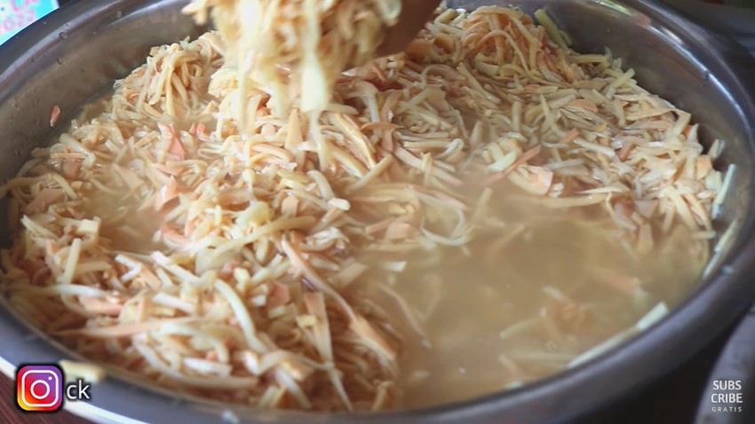 Bukan pakai garam dan jeruk nipis, ini cara hilangkan bau pesing pada rebung buat isian lumpia