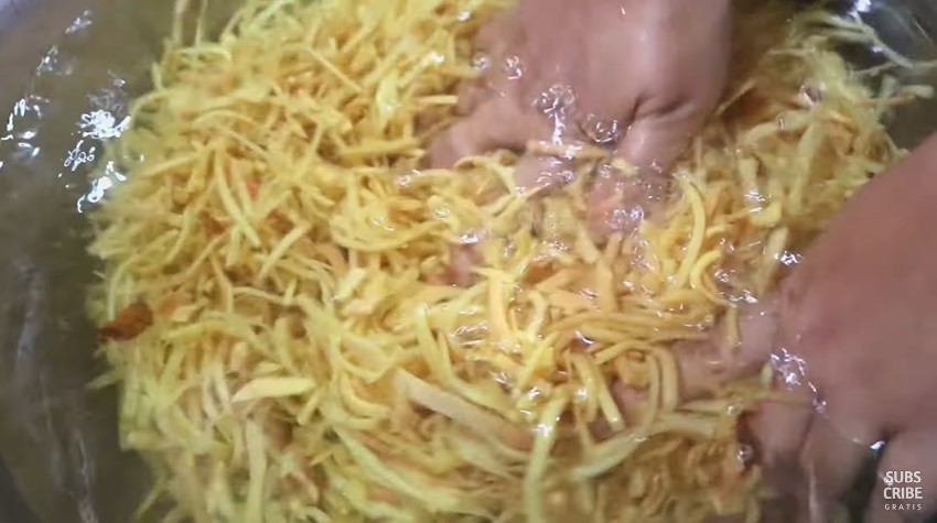 Bukan pakai garam dan jeruk nipis, ini cara hilangkan bau pesing pada rebung buat isian lumpia