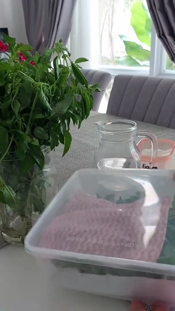 Bukan direndam air es, ini trik ampuh mengembalikan kemangi layu jadi segar lagi