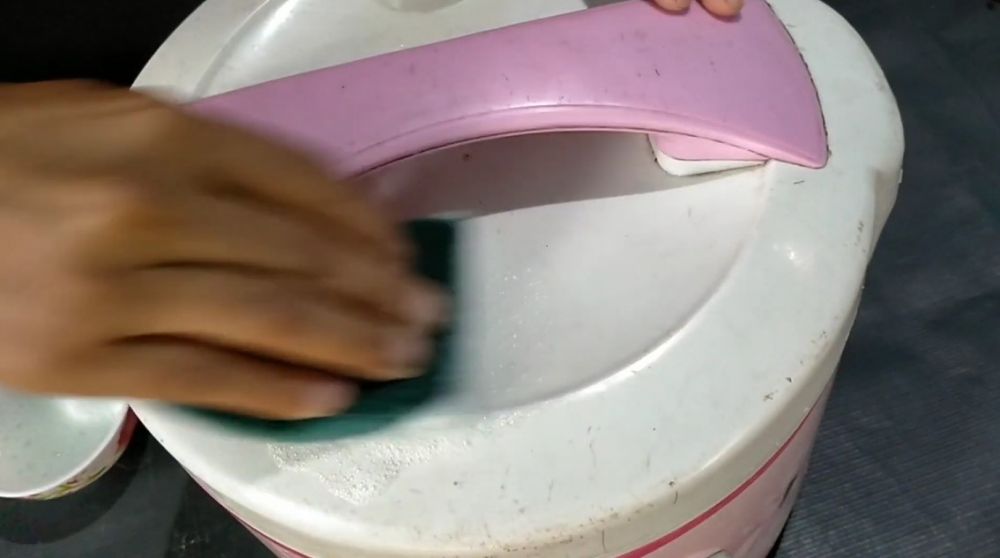Tanpa sitrun, begini cara membersihkan noda kusam yang membandel di bagian luar rice cooker