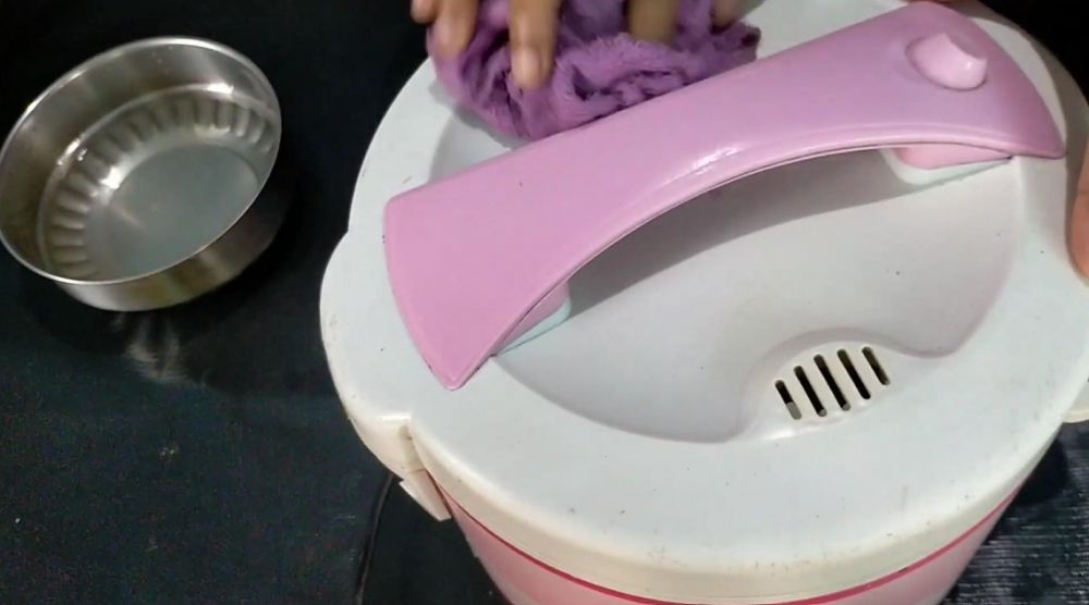 Tanpa sitrun, begini cara membersihkan noda kusam yang membandel di bagian luar rice cooker