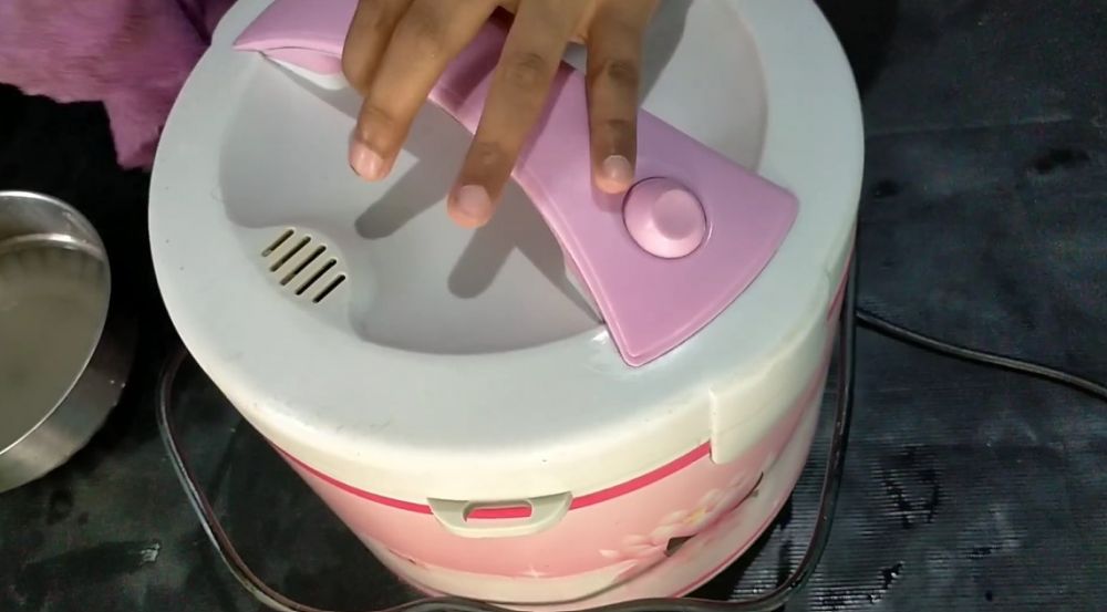 Tanpa sitrun, begini cara membersihkan noda kusam yang membandel di bagian luar rice cooker
