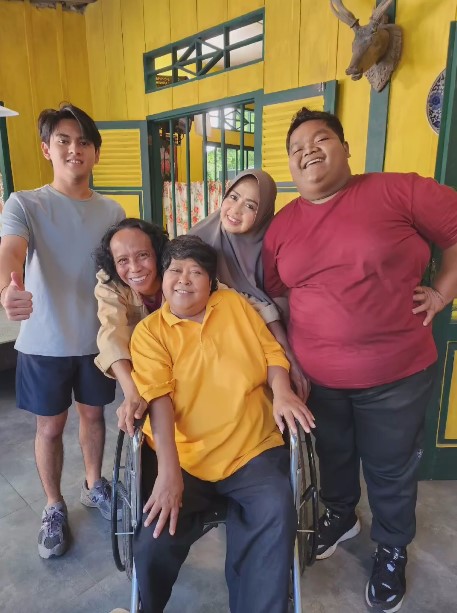 Suti Karno syuting pakai kaki palsu © Instagram/@sutykarno Suti Karno syuting pakai kaki palsu © Instagram/@sutykarno