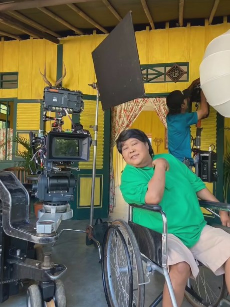 Suti Karno kembali syuting Si Doel The Series usai amputasi, 9 potretnya beraktivitas pakai kaki palsu