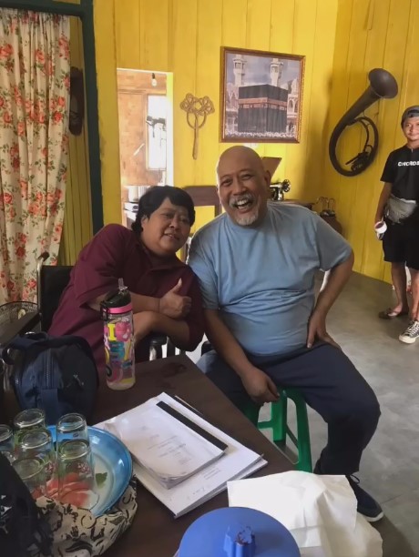 Suti Karno syuting pakai kaki palsu © Instagram/@sutykarno