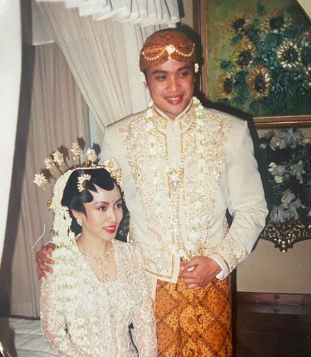 Potret lawas pernikahan pesinetron era 90-an © 2023 berbagai sumber Potret lawas pernikahan pesinetron era 90-an © 2023 berbagai sumber