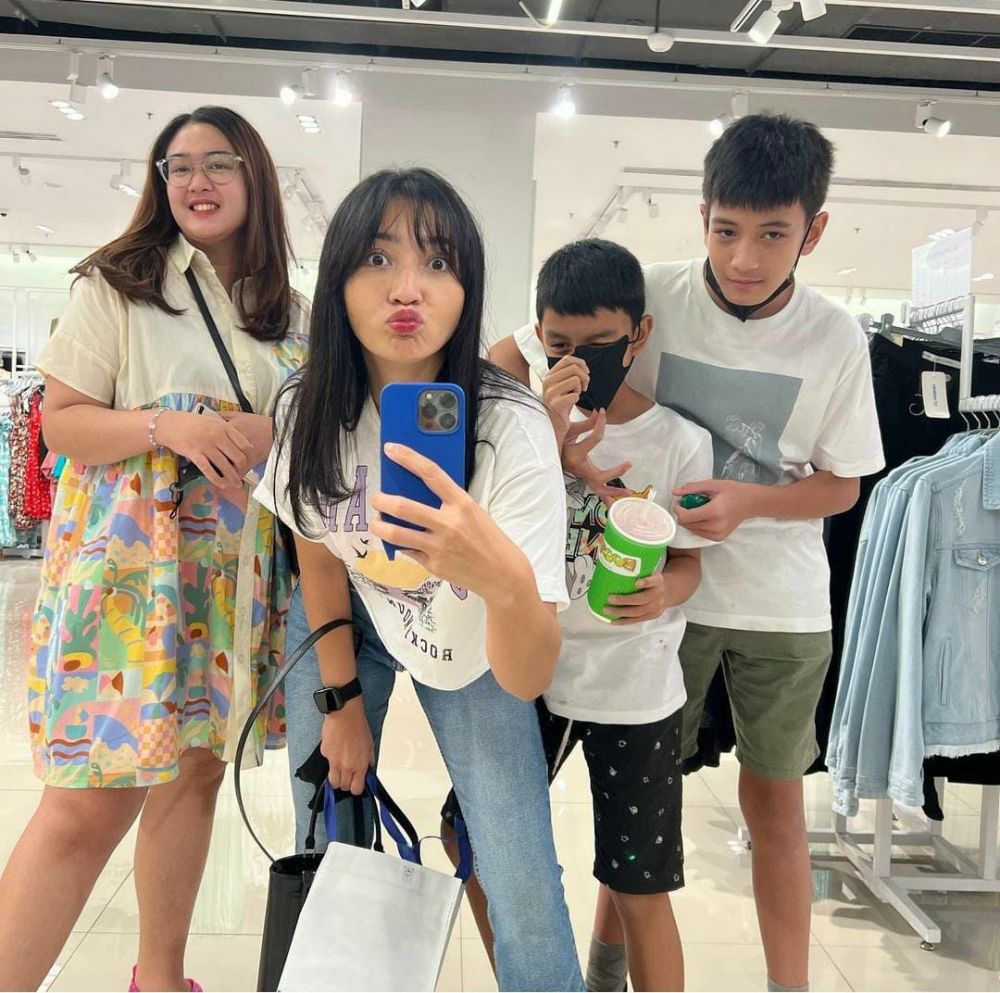 9 Momen kebersamaan Hesti Purwadinata bareng putra sulungnya © Instagram