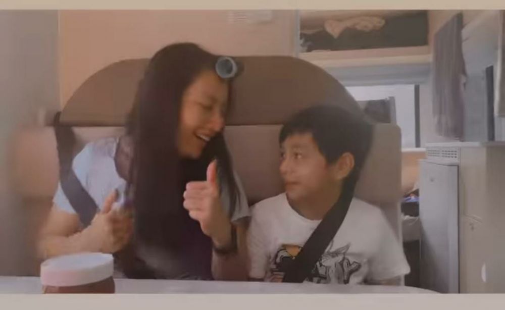 9 Momen kebersamaan Hesti Purwadinata bareng putra sulungnya © Instagram