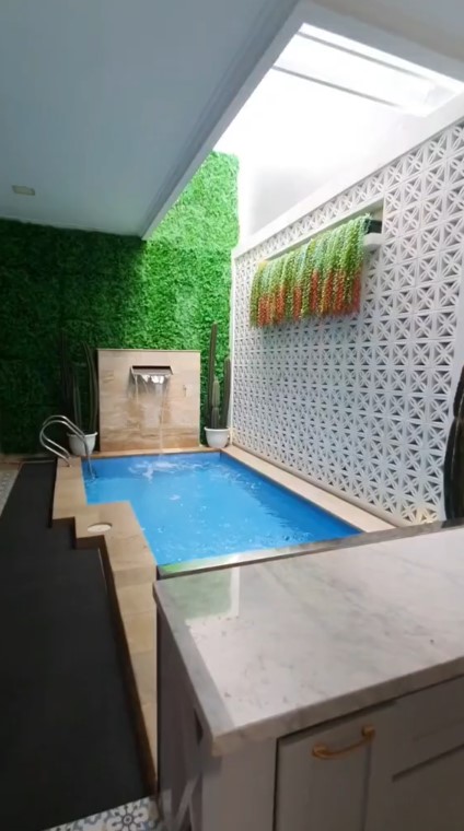 Taman kosong jadi kolam renang © TikTok Taman kosong jadi kolam renang © TikTok