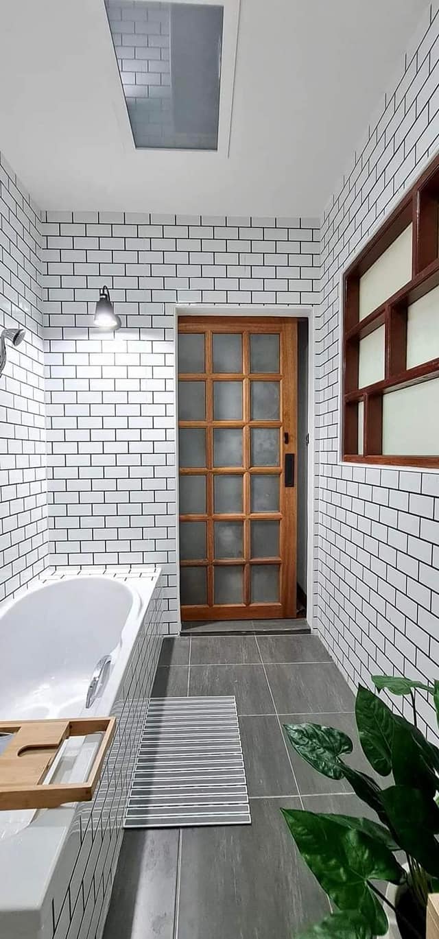 Dulu tampak angker, 7 potret kamar mandi direnovasi jadi mewah dan luas ini bikin pangling