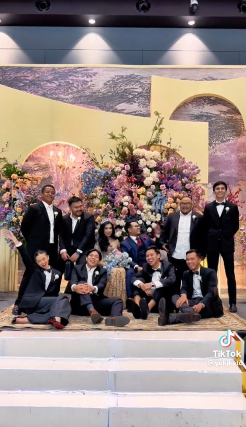 Tampil macho jadi groomsmen di nikahan sahabat, 9 gaya Yuki Kato bikin terkesima