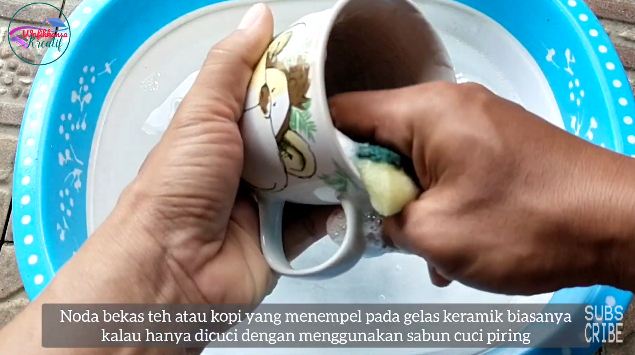 Tanpa baking soda ataupun cuka, ini cara hilangkan kerak membandel di dalam gelas agar kinclong lagi