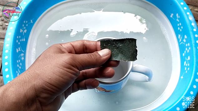 Tanpa baking soda ataupun cuka, ini cara hilangkan kerak membandel di dalam gelas agar kinclong lagi