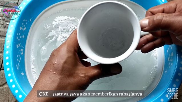 Tanpa baking soda ataupun cuka, ini cara hilangkan kerak membandel di dalam gelas agar kinclong lagi