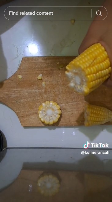 Tanpa ditekan kuat atau pakai pisau besar, wanita ini tunjukkan trik potong jagung agar mudah terbelah