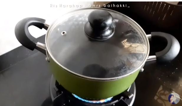 Trik merebus telur agar mudah dikupas, hasilnya mulus dan bagian kuningnya di tengah