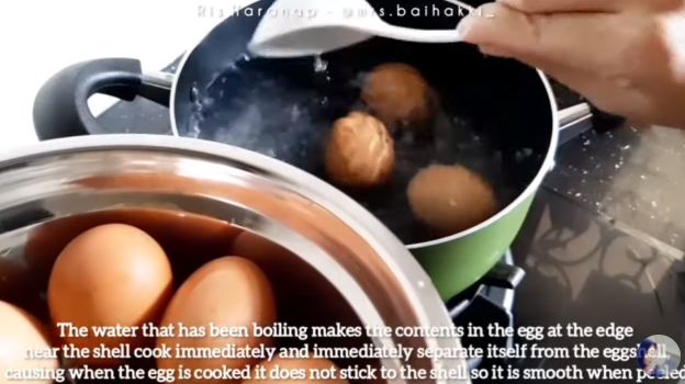 Trik merebus telur agar mudah dikupas, hasilnya mulus dan bagian kuningnya di tengah