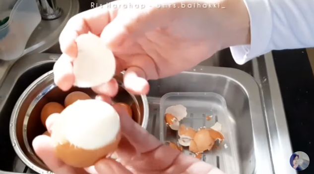 Trik merebus telur agar mudah dikupas, hasilnya mulus dan bagian kuningnya di tengah