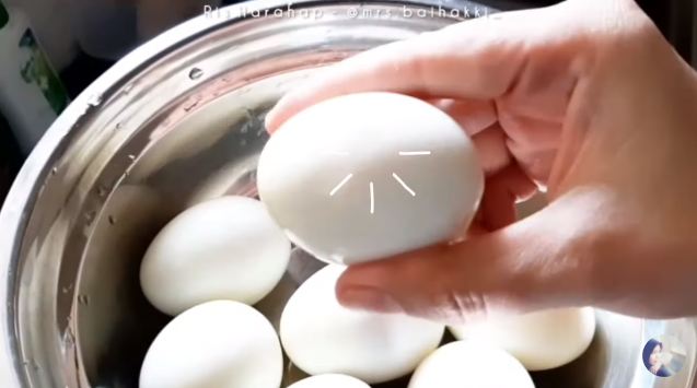Trik merebus telur agar mudah dikupas, hasilnya mulus dan bagian kuningnya di tengah
