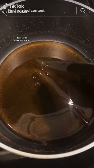 Tak perlu dicongkel dengan sendok atau pisau, ini cara bersihkan sisa gula di panci