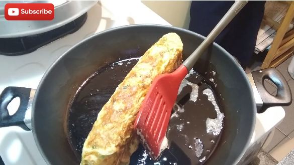 Tanpa gunakan teflon khusus, ini cara mudah bikin telur dadar gulung yang tebal dan antigagal