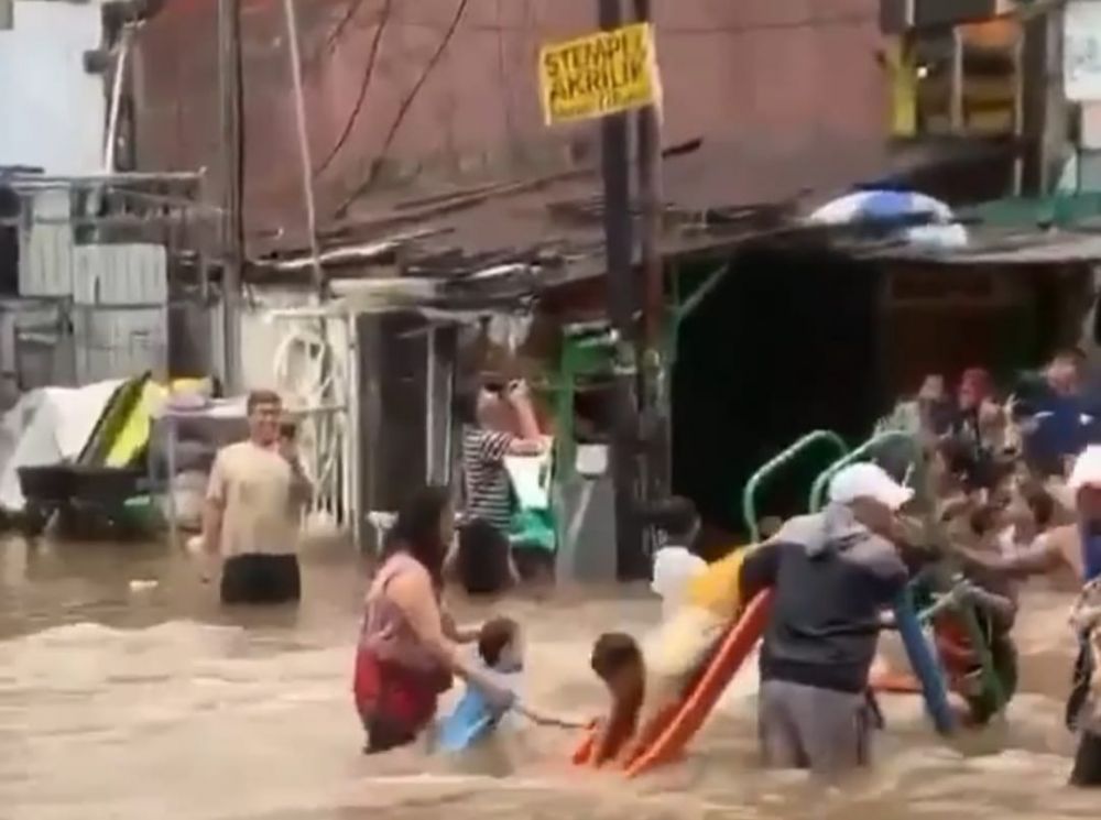 Malah main, 11 Potret kocak tingkah orang saat banjir ini sungguh di luar nalar