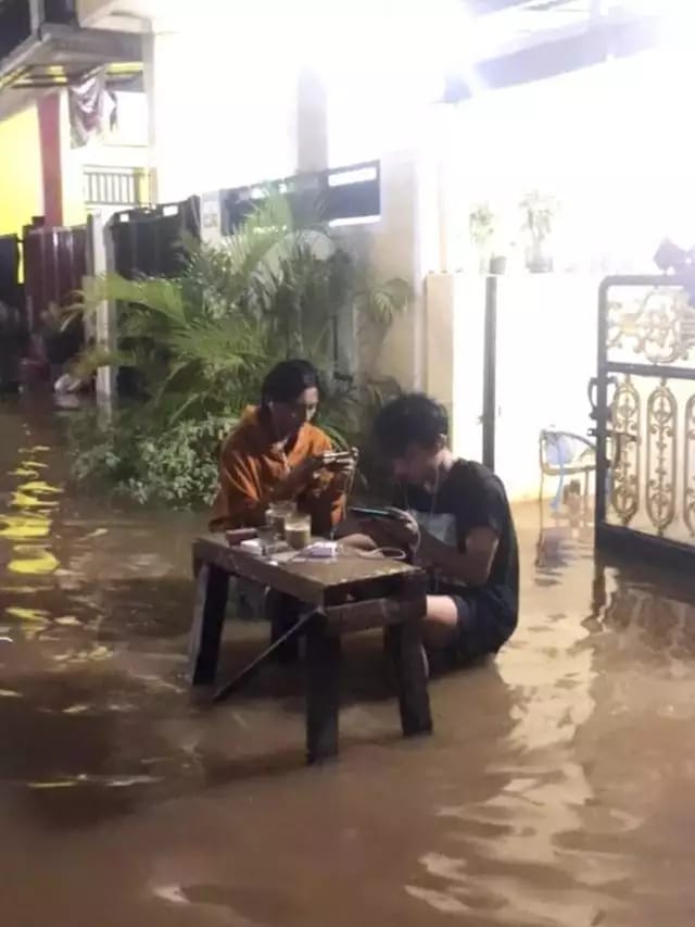 Malah main, 11 Potret kocak tingkah orang saat banjir ini sungguh di luar nalar
