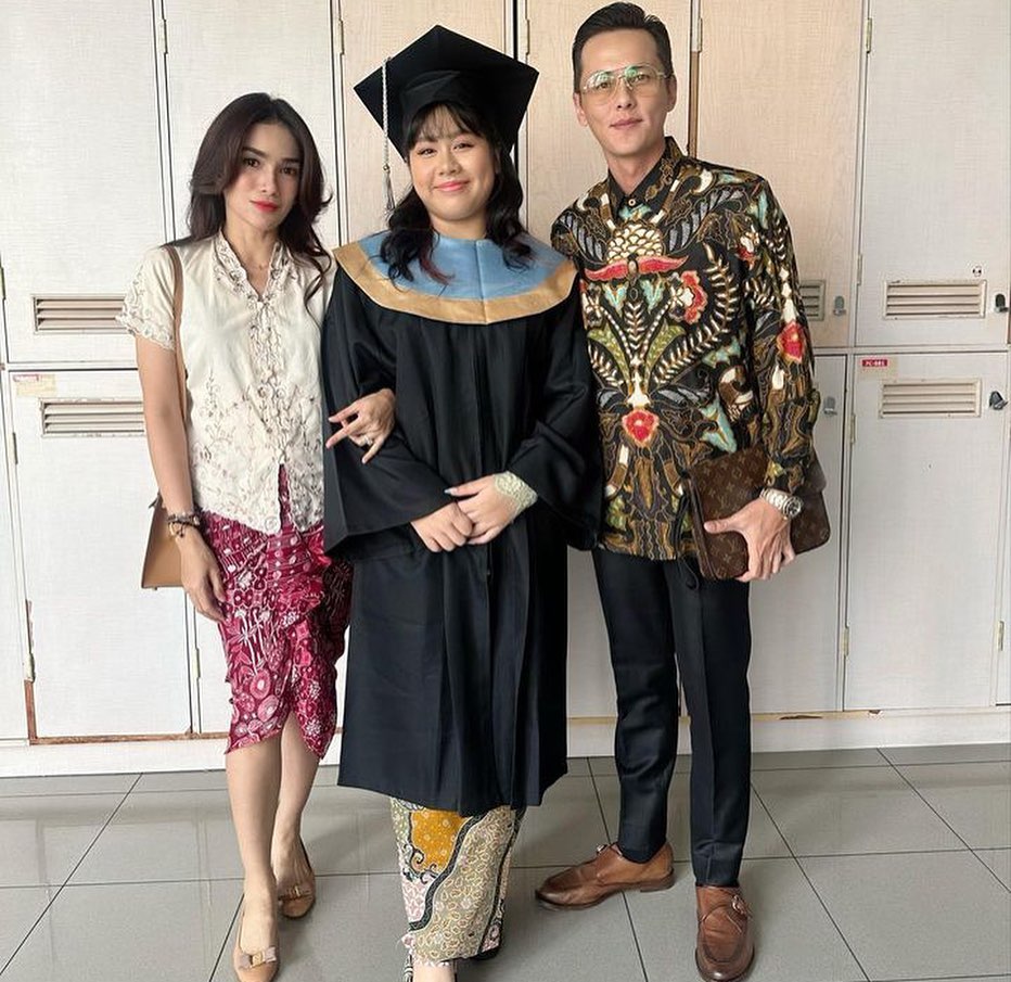 Ussy Sulistiawaty dan Andhika Pratama di kelulusan anak  © berbagai sumber Ussy Sulistiawaty dan Andhika Pratama di kelulusan anak  © berbagai sumber