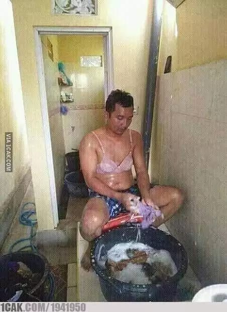 orang saat mencuci barang © berbagai sumber