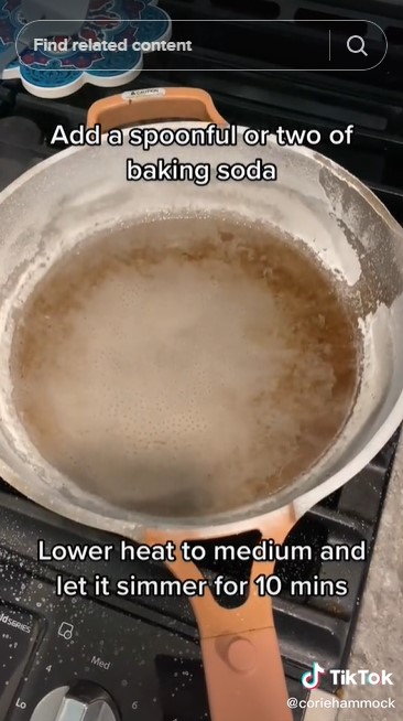 Cuma pakai 2 bahan, ini cara bersihkan noda gosong di teflon agar tak tergores