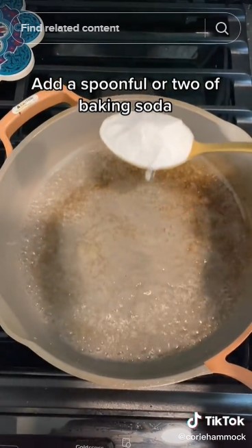 Cuma pakai 2 bahan, ini cara bersihkan noda gosong di teflon agar tak tergores